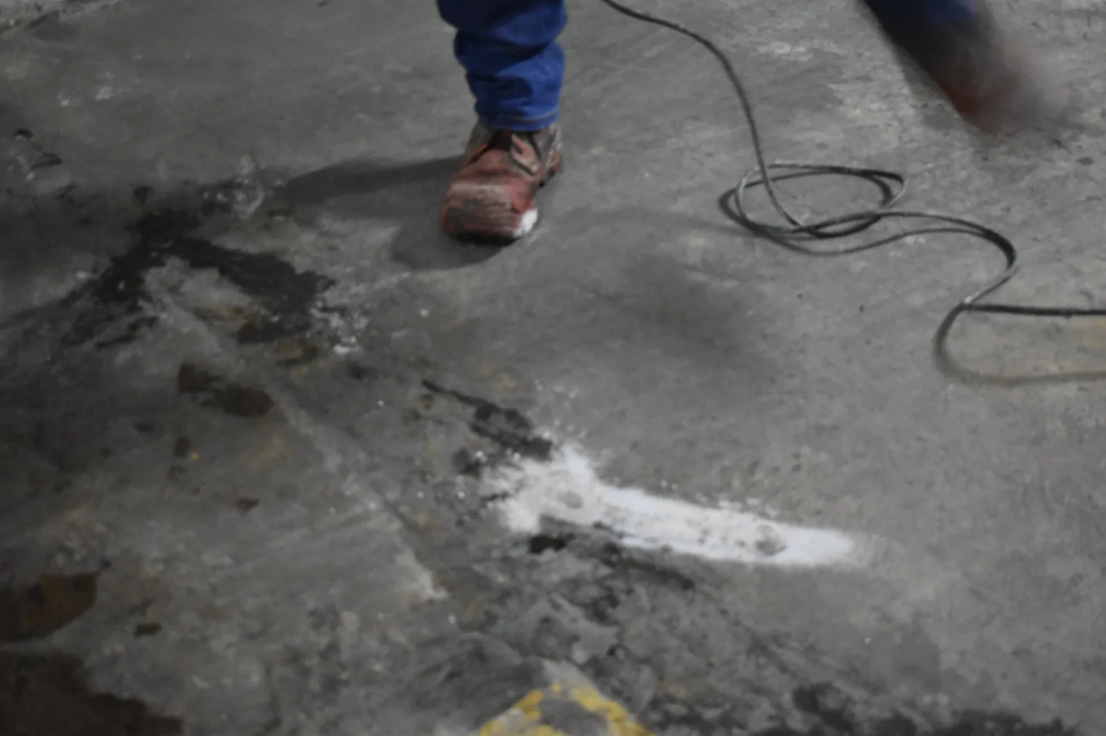 Marcado del punto exacto de la filtración en losa de estacionamiento subterráneo
